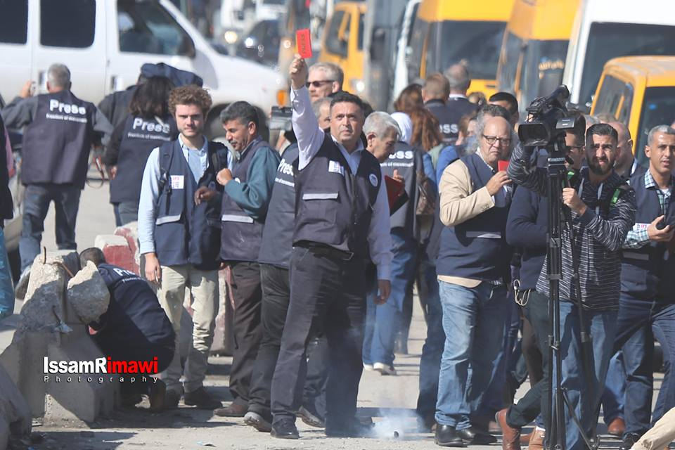 Les forces d'occupation israéliennes tirent des gaz lacrymogènes pour disperser les journalistes mondiaux et palestiniens sur une marche non violente au point de contrôle de Qalandia2