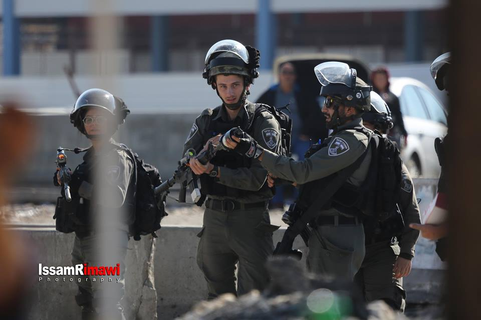 Les forces d'occupation israéliennes tirent des gaz lacrymogènes pour disperser les journalistes mondiaux et palestiniens sur une marche non violente au point de contrôle de Qalandia3