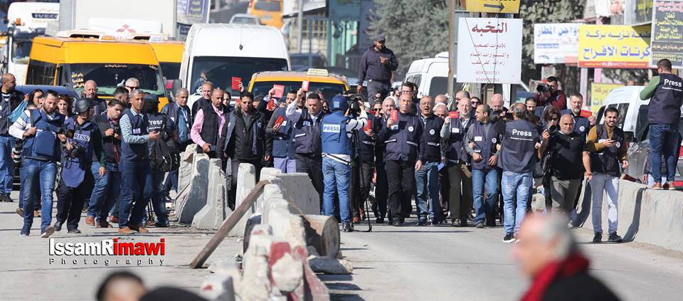 Les forces d'occupation israéliennes tirent des gaz lacrymogènes pour disperser les journalistes mondiaux et palestiniens sur une marche non violente au point de contrôle de Qalandia4