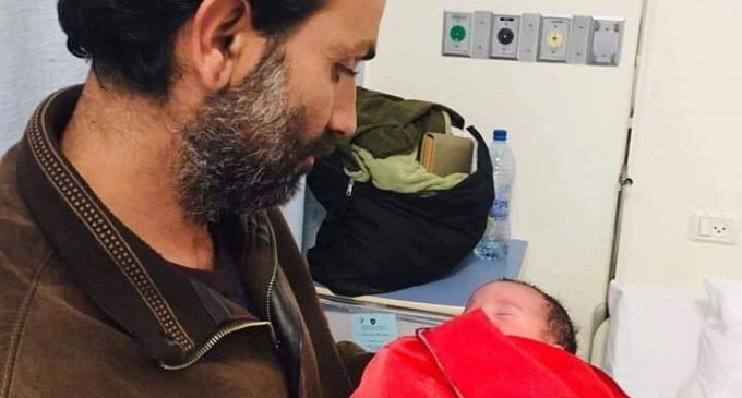 Ce Palestinien de Bethléem en Cisjordanie, a nommé son bébé « Yémen »en solidarité avec les opprimés du Yémen