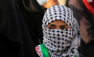 es femmes palestiniennes participent aux manifestations de la Grande Marche du Retour à la frontière de Gaza, hier