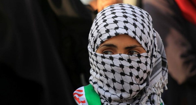 es femmes palestiniennes participent aux manifestations de la Grande Marche du Retour à la frontière de Gaza, hier