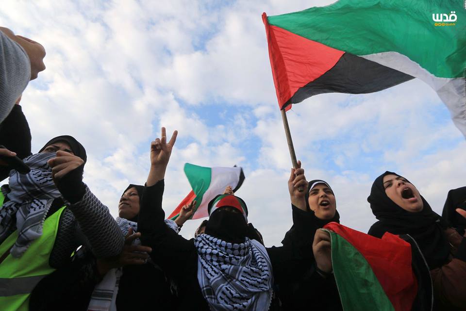 es femmes palestiniennes participent aux manifestations de la Grande Marche du Retour à la frontière de Gaza, hier3