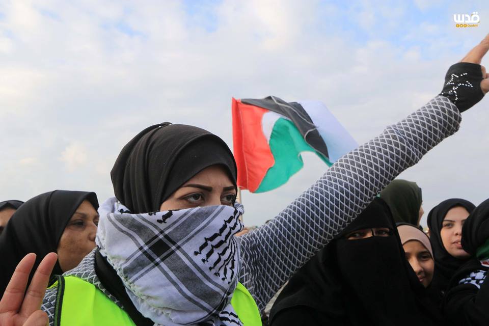 es femmes palestiniennes participent aux manifestations de la Grande Marche du Retour à la frontière de Gaza, hier4