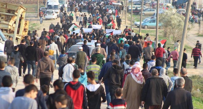 Des milliers de palestiniens participent aux manifestations de la Grande Marche du Retour à la frontière de Gaza, aujourd’hui