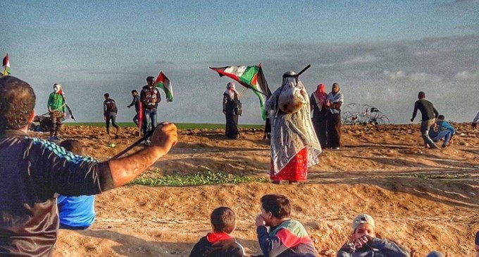 Des scènes des manifestations en cours de la Grande Marche du Retour à la frontière de Gaza, aujourd’hui