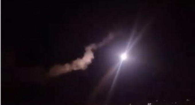 [Vidéo] | La DCA syrienne intercepte des missiles lancés par les avions de combat israéliens avant qu’ils atteignent leurs cibles
