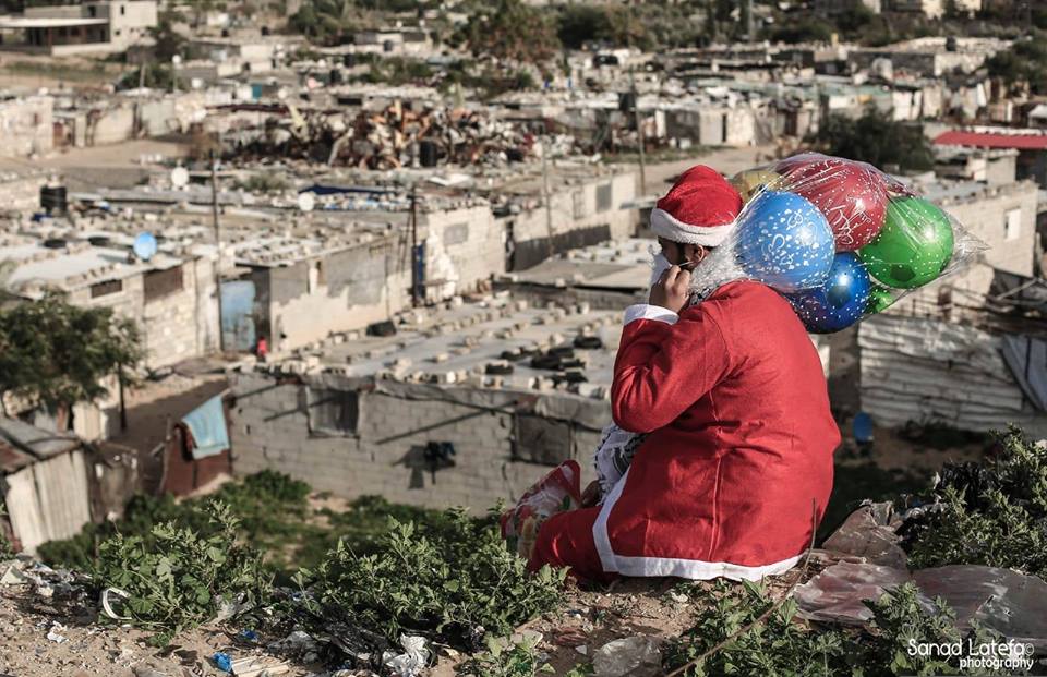 Le Père Noël dessine un sourire sur les visages des enfants de Gaza1