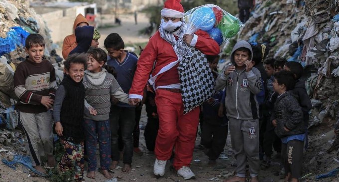 Le Père Noël dessine un sourire sur les visages des enfants de Gaza