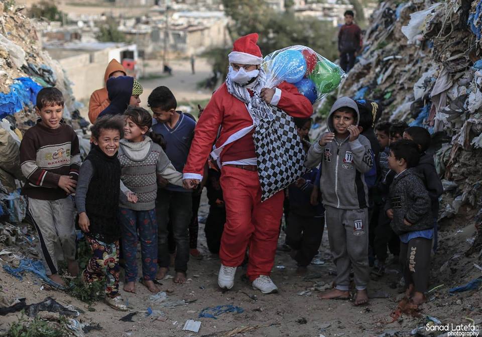 Le Père Noël dessine un sourire sur les visages des enfants de Gaza2