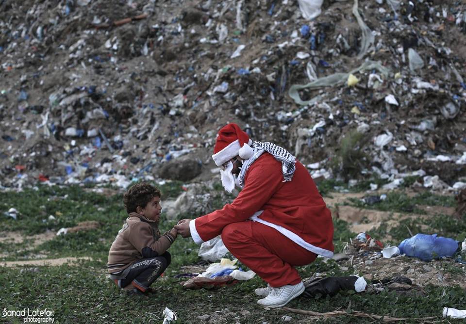 Le Père Noël dessine un sourire sur les visages des enfants de Gaza4