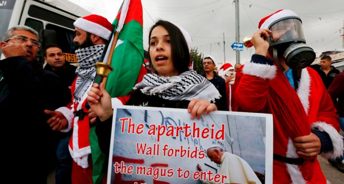Les Palestiniens prennent part à un rassemblement à Bethléem, dans le sud de la Cisjordanie, pour protester contre les restrictions imposées par les mouvements israéliens, aujourd’hui