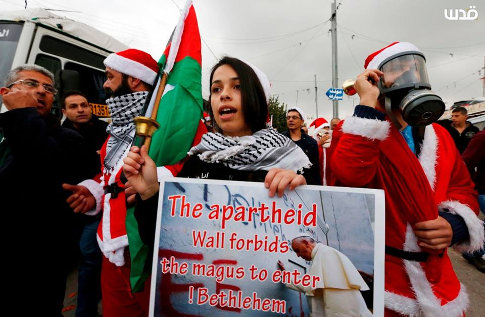 Les Palestiniens prennent part à un rassemblement à Bethléem, dans le sud de la Cisjordanie, pour protester contre les restrictions imposées par les mouvements israéliens, aujourd'hui.