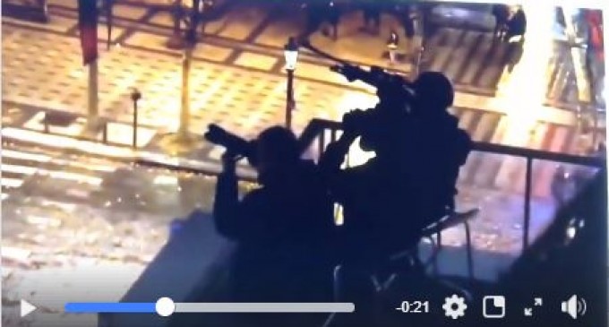 Les snipers surveillent les manifestants pacifiques à Paris…