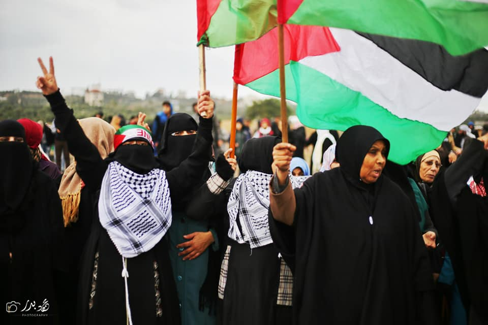 Malgré un temps pluvieux, les femmes palestiniennes prennent part au 40ème vendredi de la Grande Marche du Retour à la frontière de Gaza, aujourd'hui.1
