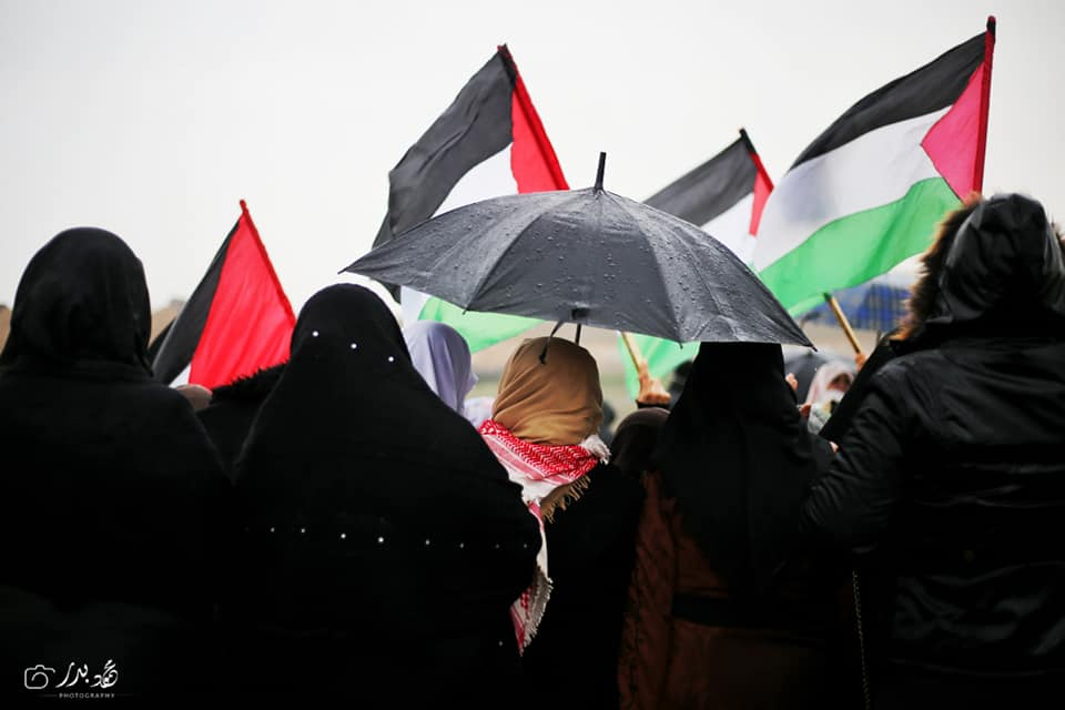 Malgré un temps pluvieux, les femmes palestiniennes prennent part au 40ème vendredi de la Grande Marche du Retour à la frontière de Gaza, aujourd'hui.2