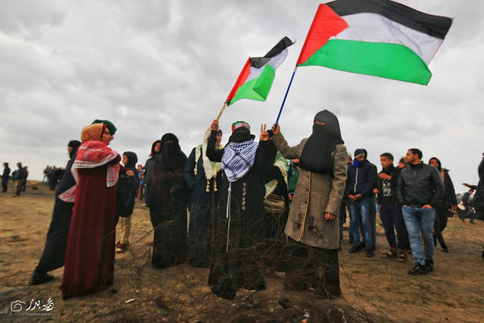 Malgré un temps pluvieux, les femmes palestiniennes prennent part au 40ème vendredi de la Grande Marche du Retour à la frontière de Gaza, aujourd'hui.3