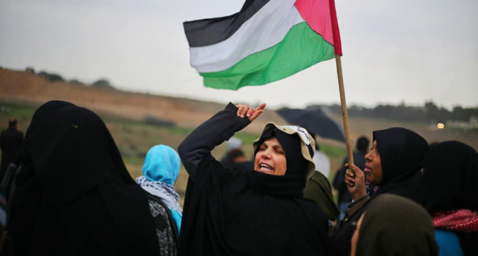 Malgré un temps pluvieux, les femmes palestiniennes prennent part au 40ème vendredi de la Grande Marche du Retour à la frontière de Gaza, aujourd’hui