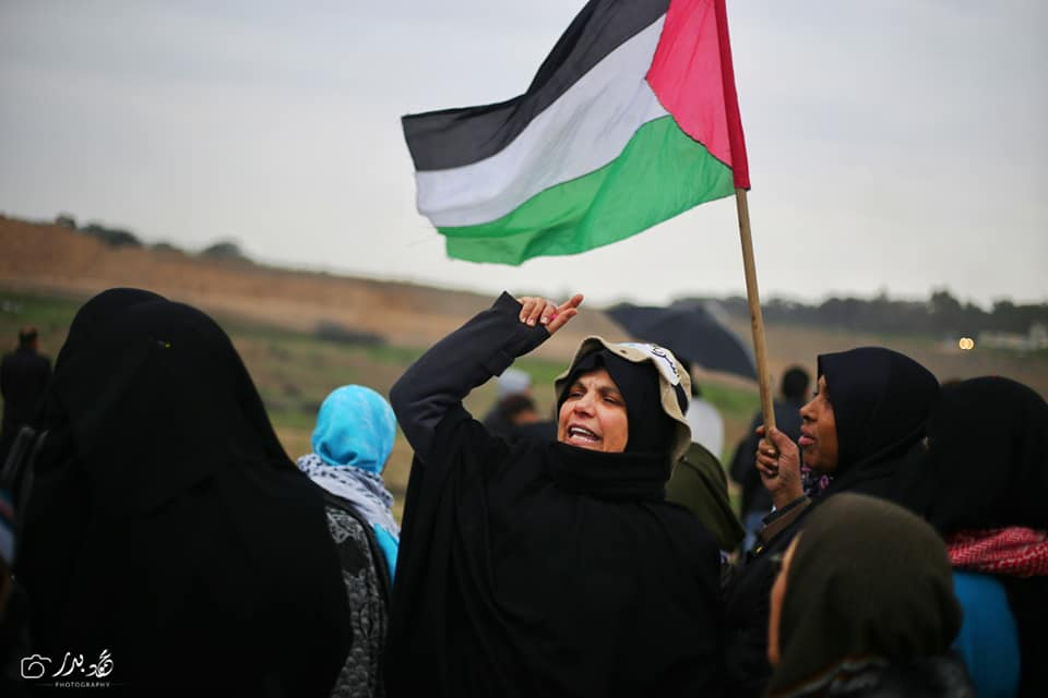 Malgré un temps pluvieux, les femmes palestiniennes prennent part au 40ème vendredi de la Grande Marche du Retour à la frontière de Gaza, aujourd'hui.4