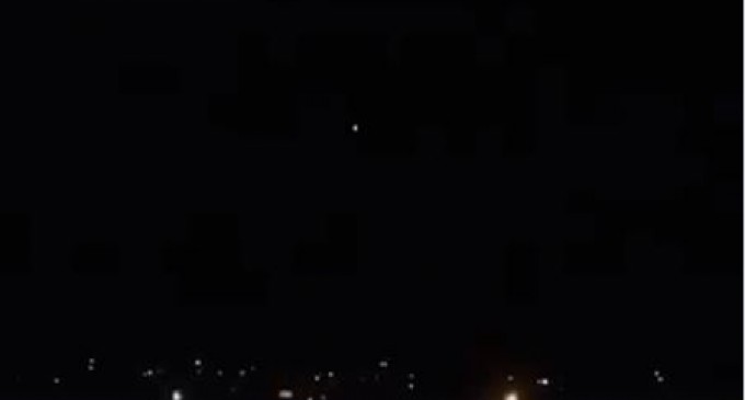 Moment où la Défense Anti-aérienne Syrienne fait face à une agression aérienne israélienne dans le ciel de Damas