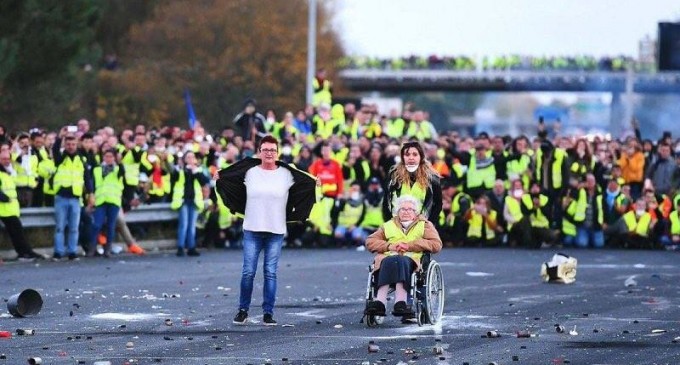 Quelques images des Gilets jaunes qui manifestent partout en France