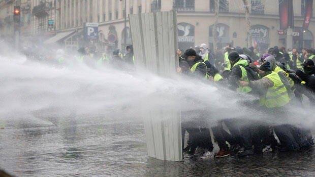 Quelques images des Gilets jaunes qui manifestent partout en France2
