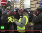 Un Gilet jaune met une fleur à l&rsquo;uniforme d&rsquo;un policier, son collègue l&rsquo;écrase et la jette par terre
