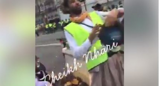 Un groupe de musique folklorique maghrébine chantent en soutien aux Gilets jaunes sur les Champs-Élysées