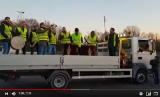 Un groupe folklorique turc chante en soutien des Gilets jaune