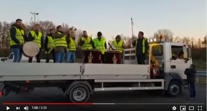 Un groupe folklorique turc chante en soutien des Gilets jaune