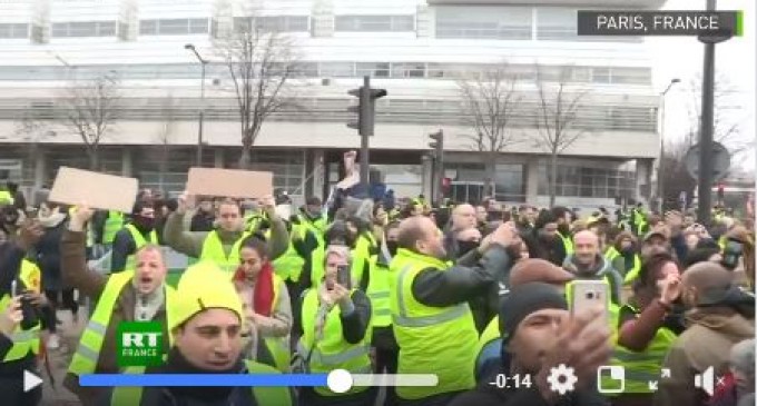 « BFM, y’en a marre ! BFM collabos » : des Gilets jaunes rassemblés devant les locaux de BFM-TV