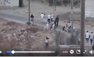 Les Palestiniens D’Al-Khalil (Palestine) sont contraints de marcher sur un chemin étroit…
