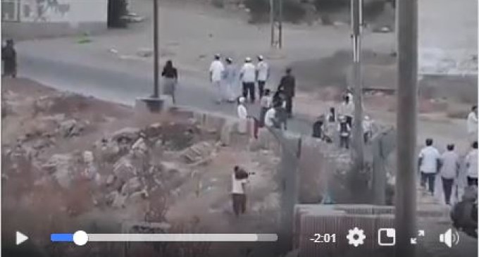 Les Palestiniens D’Al-Khalil (Palestine) sont contraints de marcher sur un chemin étroit…
