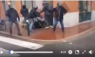 Des hommes de la BAC tabassent un Gilet Jaune à terre.