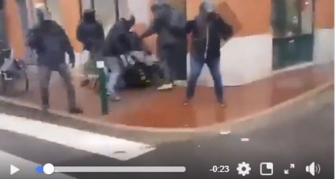 Des hommes de la BAC tabassent un Gilet Jaune à terre.