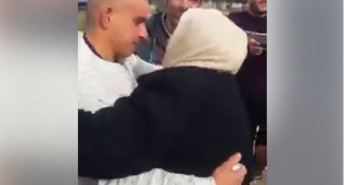 L&rsquo;ancien prisonnier Palestinien Bâsel Abu-Tayeh, de Jérusalem, rencontre sa mère après qu&rsquo;il ait été libéré des prisons israéliennes, après 10 ans de détention, aujourd&rsquo;hui.