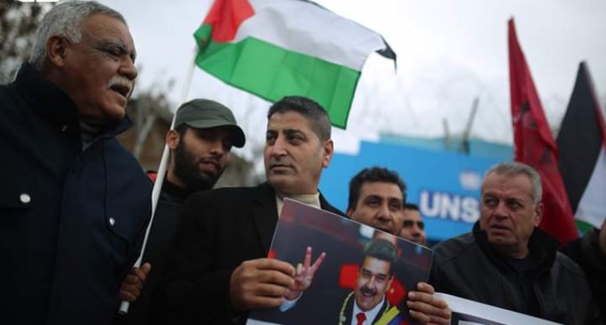 Le Front Démocratique pour la libération de la Palestine organise une veillée dans la ville de Gaza pour soutenir le président Vénézuélien Nicolás Maduro