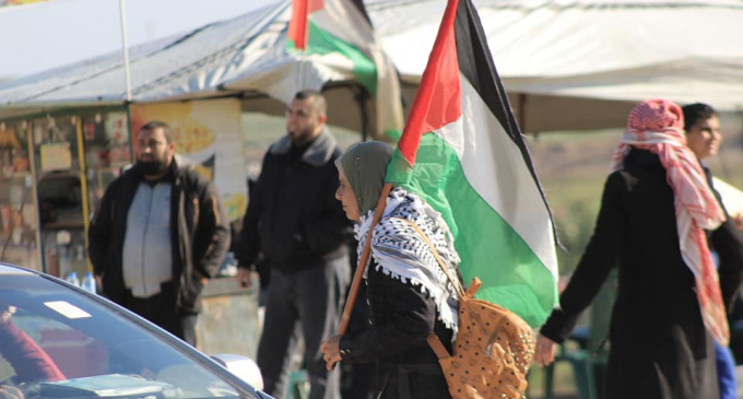 Les Palestiniens se dirigent vers la frontière Est de la bande de Gaza pour participer aux manifestations hebdomadaires de la Grande Marche du Retour, aujourd’hui.