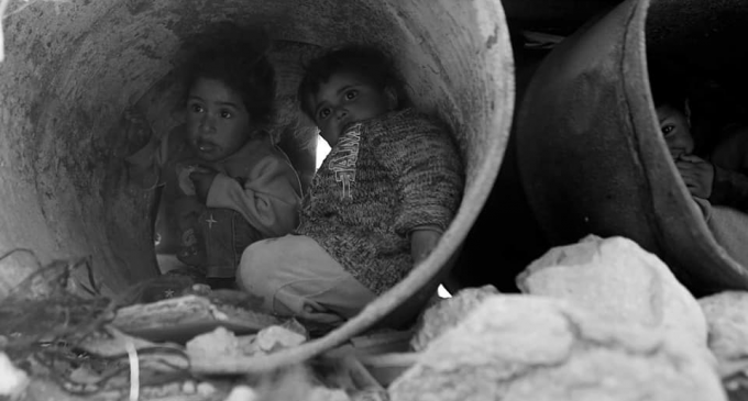 Les enfants palestiniens sans abri doivent faire face à une atmosphère froide d’hiver dans la région de la vallée du Jourdain, en Cisjordanie occupée