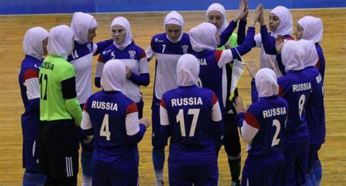 L’équipe russe de futsal joue contre des Iraniennes en hijab en signe de respect pour la religion islamique iranienne