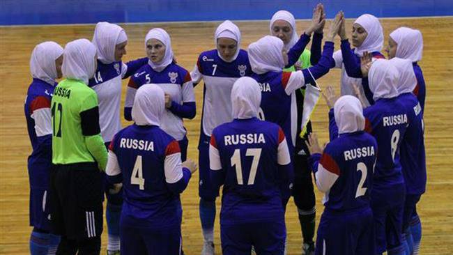L’équipe russe de futsal joue contre des Iraniennes en hijab en signe de respect pour la religion islamique iranienne