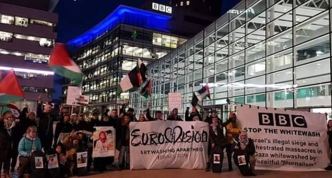 Des militants pro-Palestiniens se sont réunis devant la BBC Media City à Manchester