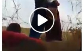 Deux femmes palestiniennes courageuses ont coupé la barrière de séparation à la frontière entre Gaza et la Palestine occupée.