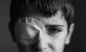 Le jeune Palestinien Mohammed Al-Najjar (12 ans) vit un grave choc psychologique après avoir perdu son œil droit par la balle d’un sniper israélien