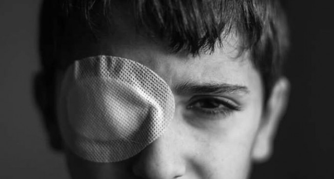 Le jeune Palestinien Mohammed Al-Najjar (12 ans) vit un grave choc psychologique après avoir perdu son œil droit par la balle d’un sniper israélien