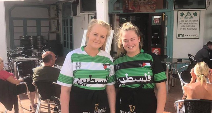 Les fans du club celtique se préparent pour le prochain match de leur club, portant des t-shirts avec l’écriture arabe de la #Palestine.