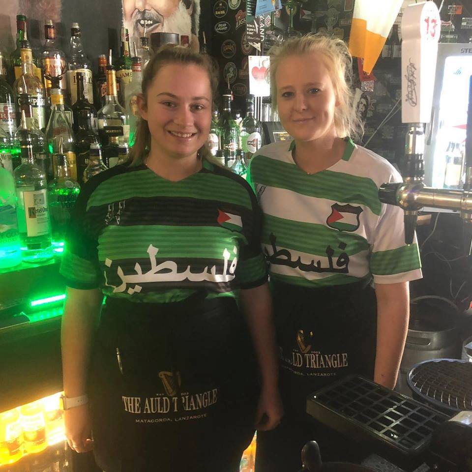 Les fans du club celtique se préparent pour le prochain match de leur club, portant des t-shirts avec l'écriture arabe de la #Palestine.1