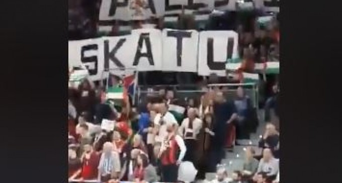 Regardez | Les fans du club espagnol de basketball baskonia élèvent le drapeau de la Palestine lors d’un match contre le Maccabi Tel Aviv.