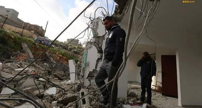 Les membres de la famille Abul-Haija se trouvent sur les décombres de leur maison qui ont été détruits par les forces d’occupation israélienne dans le village de la Cisjordanie d’Al-Walajeh, aujourd’hui