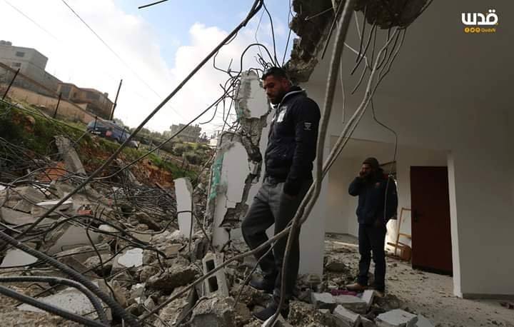 Les membres de la famille Abul-Haija se trouvent sur les décombres de leur maison qui ont été détruits par les forces d'occupation&